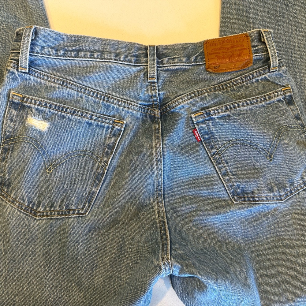 Levi 501 distressed jean